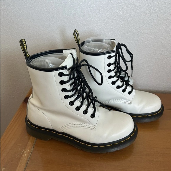 Women's White Dr Martens 1460Y Size‎ 6 Barely Used goth core punk shoes - Picture 1 of 7